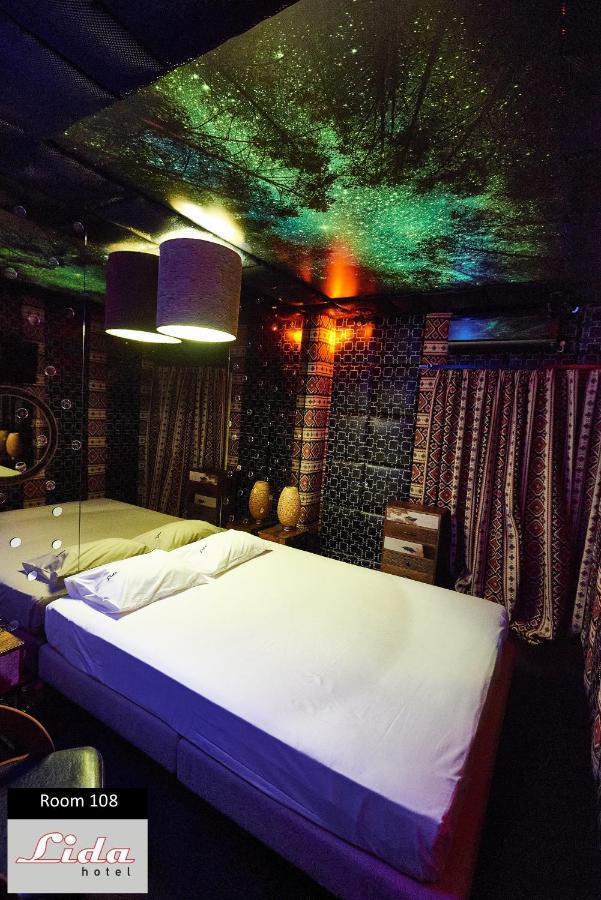 Deluxe Double Room Shower
