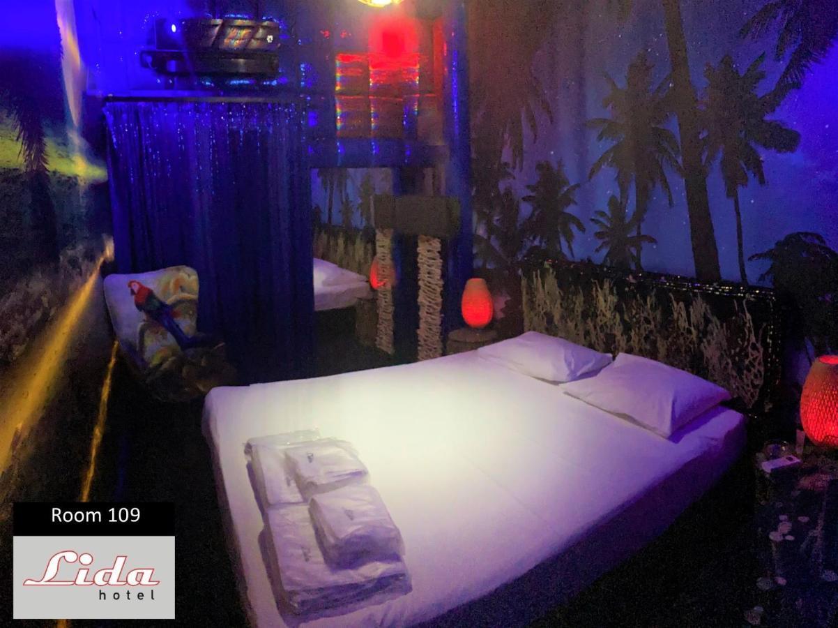 Deluxe Double Room Shower