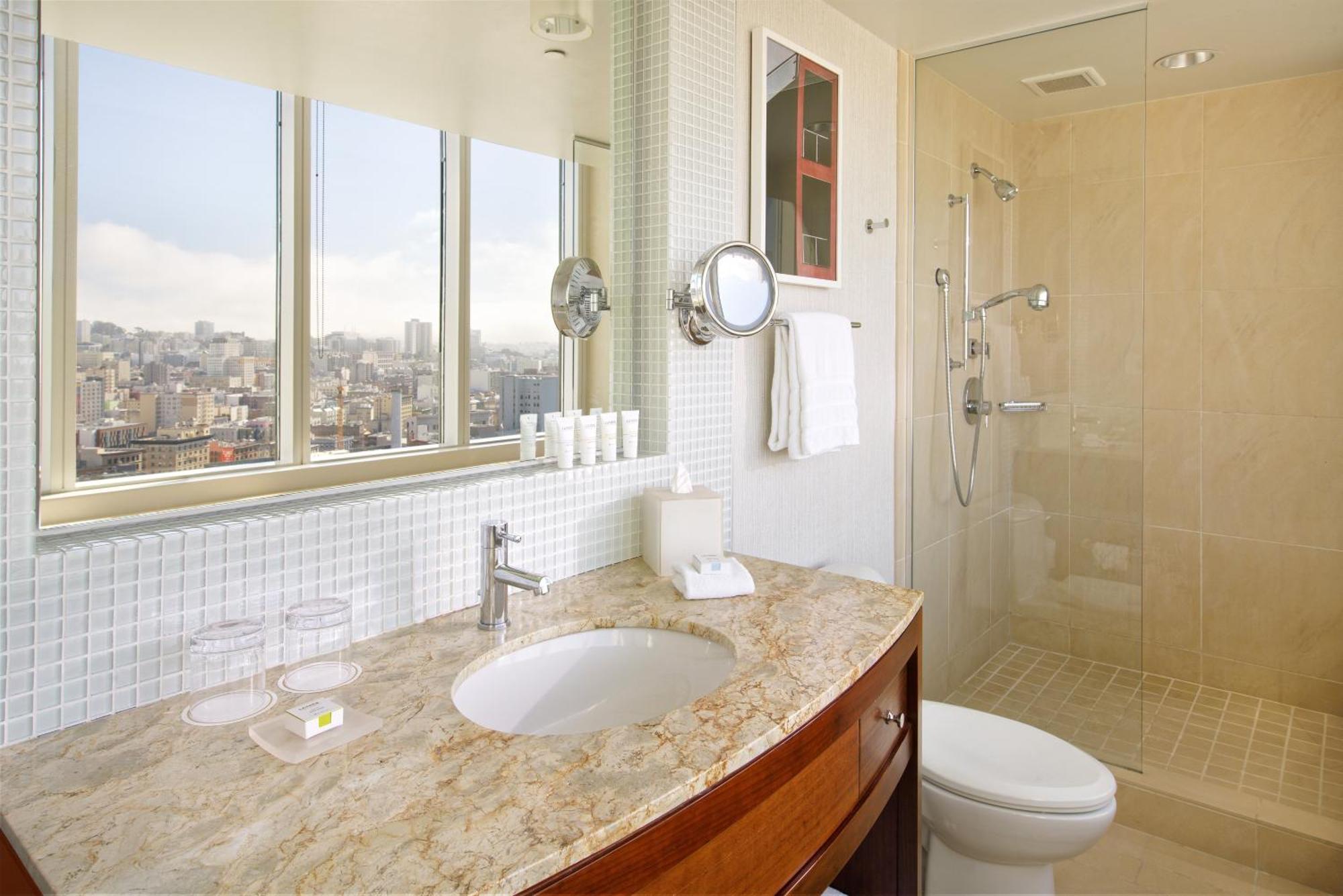 Chambre Lit Queen-Size Classique - Vue sur Ville