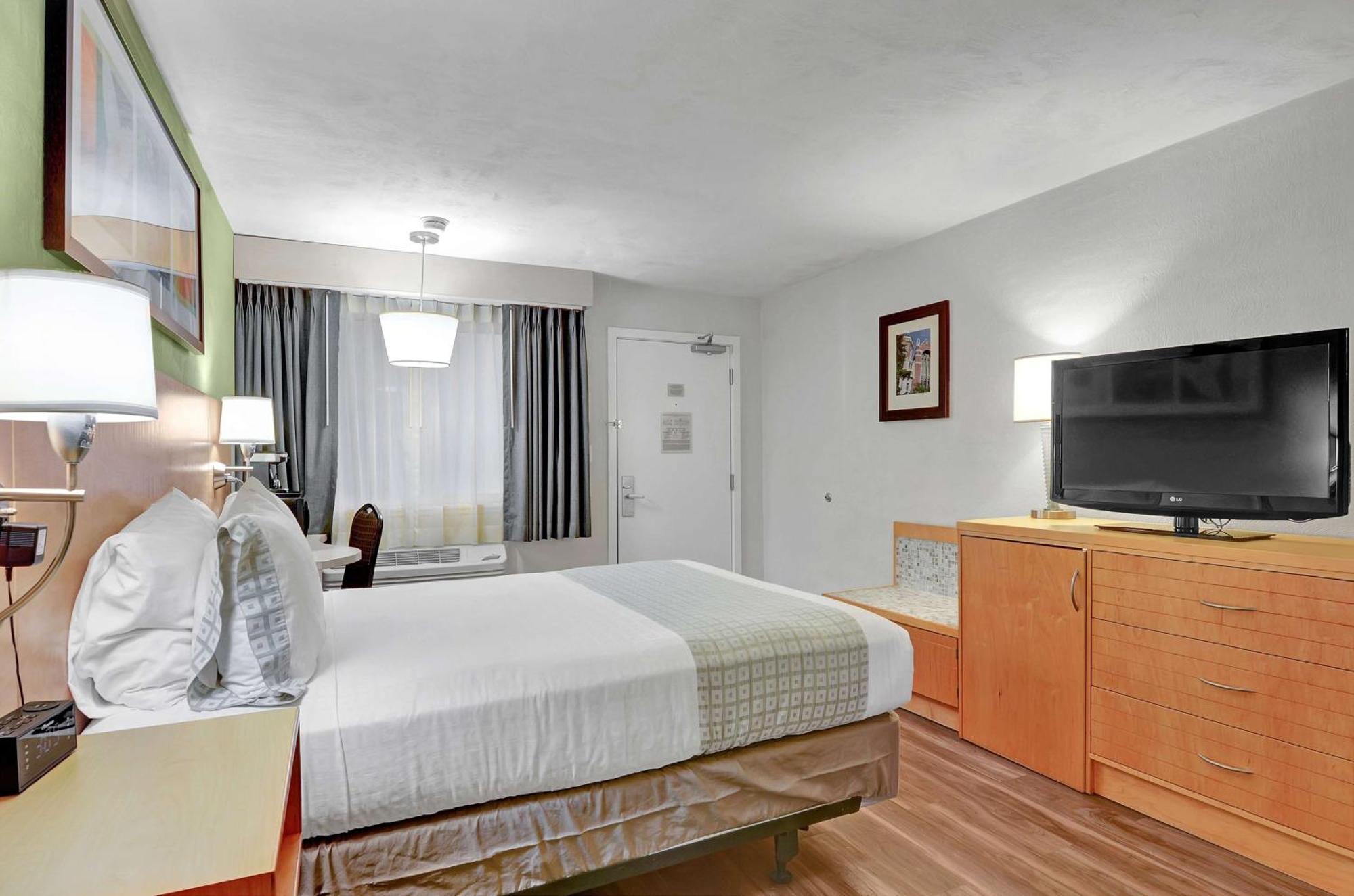 Queen Room with Roll-In Shower - Mobility Accessible/Non-Smoking,1280404261:JPEG