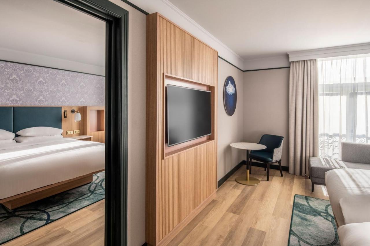 Two-Bedroom Connecting Room with One King and Two Twin Beds,1656177257:JPEG