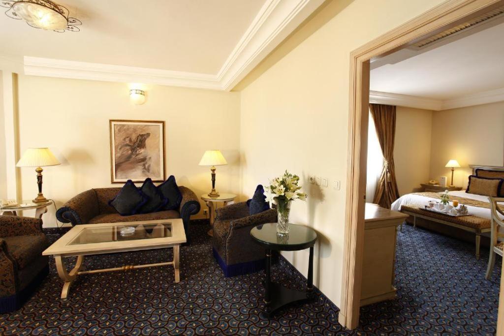 Executive Suite,1606045918:JPEG