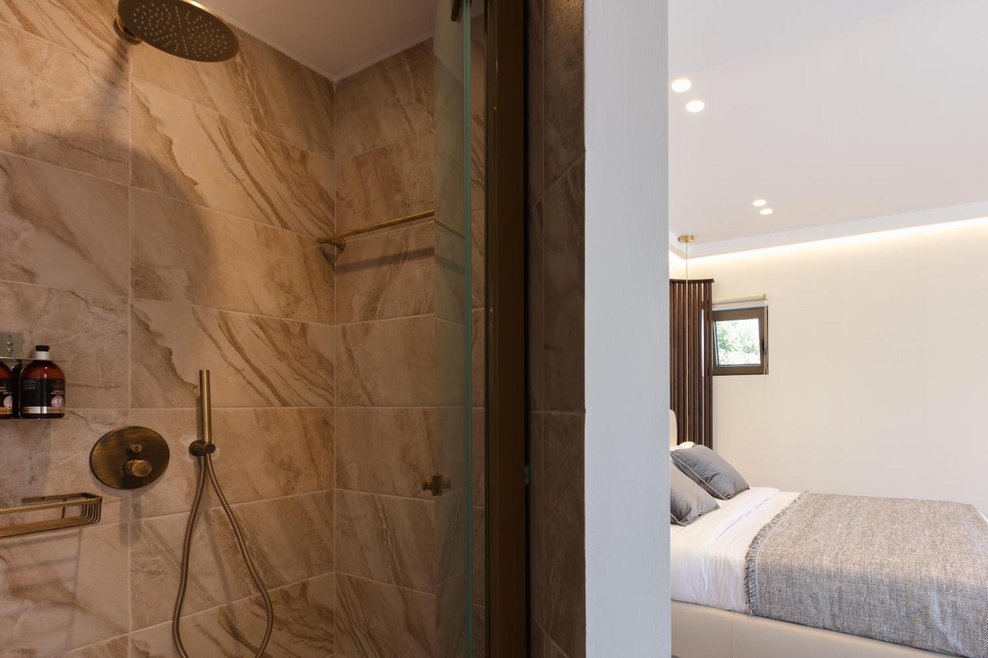 Deluxe Suite Land View Outdoor Jacuzzi