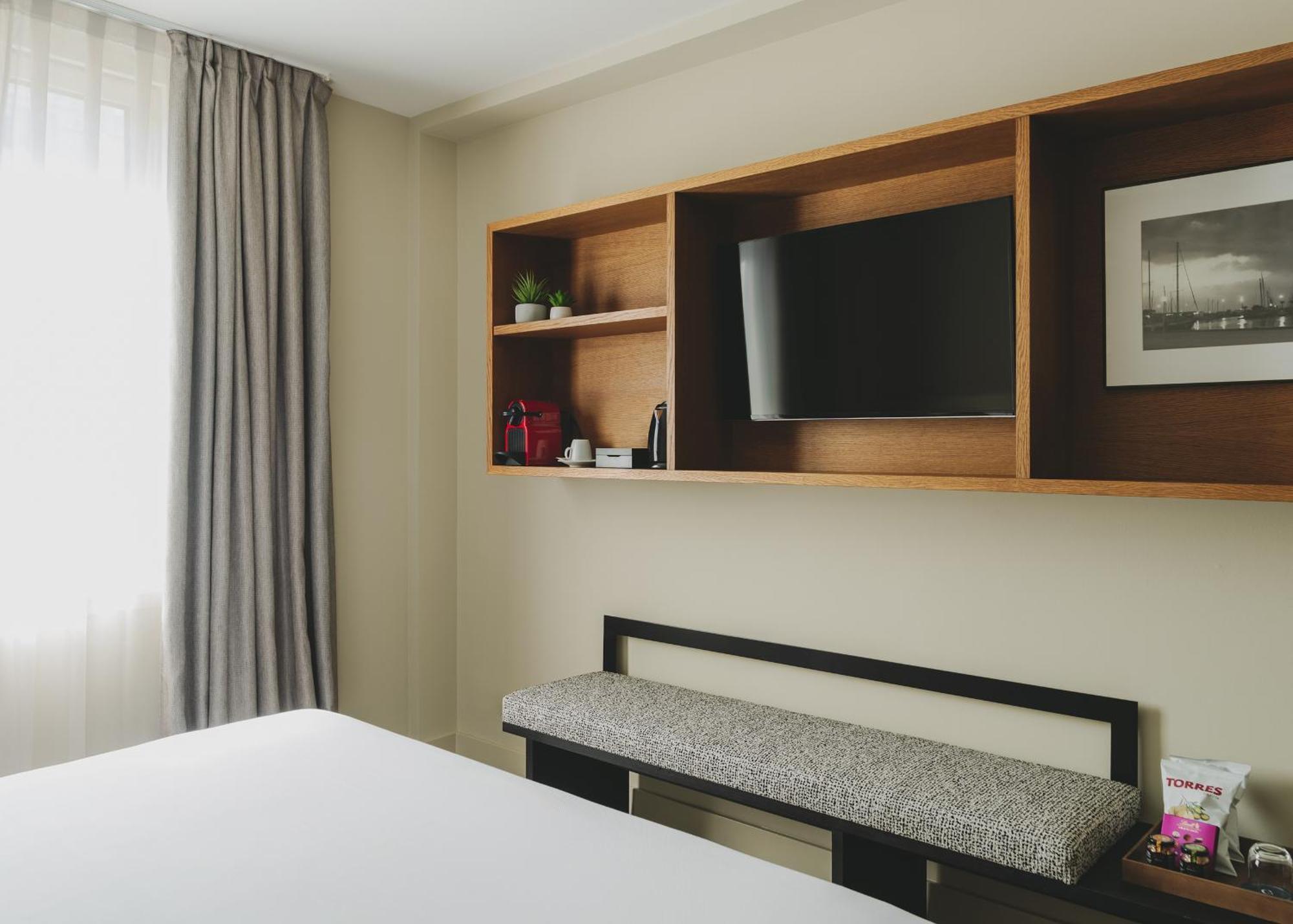 Superior Exterior Room,1669813749:JPEG