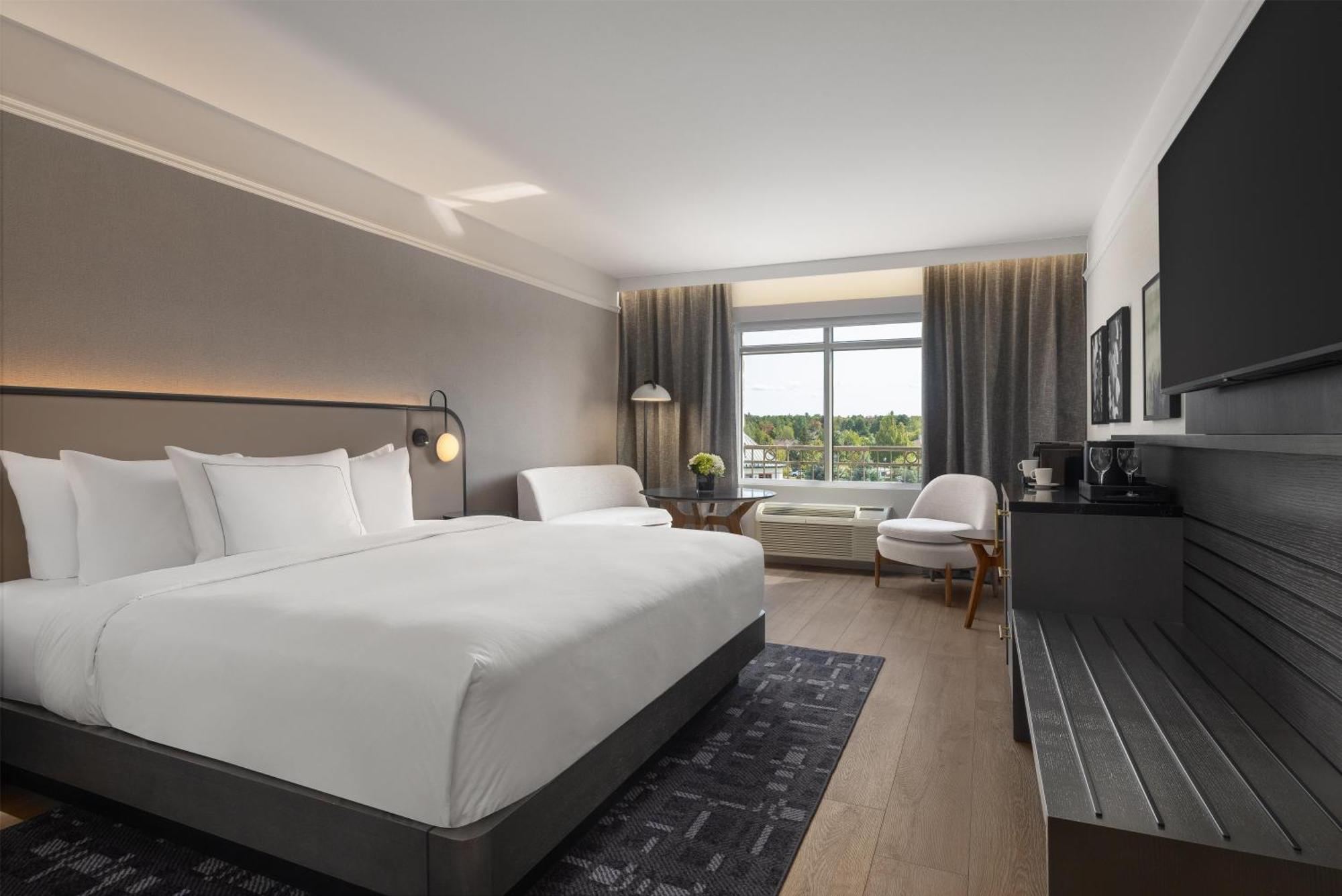 Chambre Lit King-Size avec Baignoire - Accessible aux Personnes à Mobilité Réduite