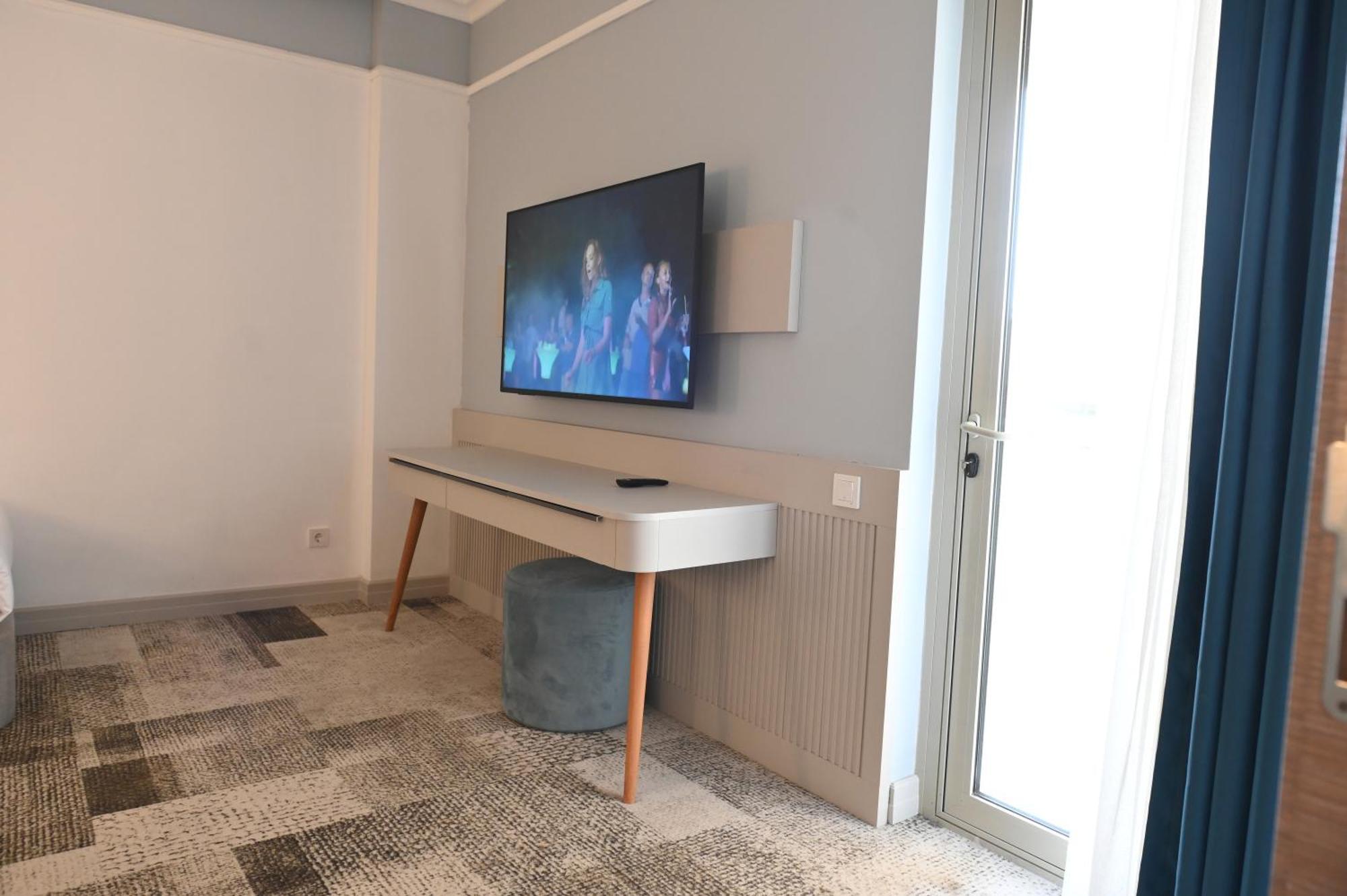 Family Room Balcony,1772073757:JPEG