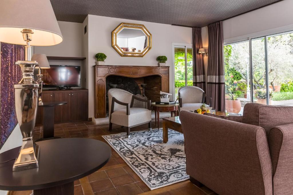 Suite with Private Pool,126503724:JPEG