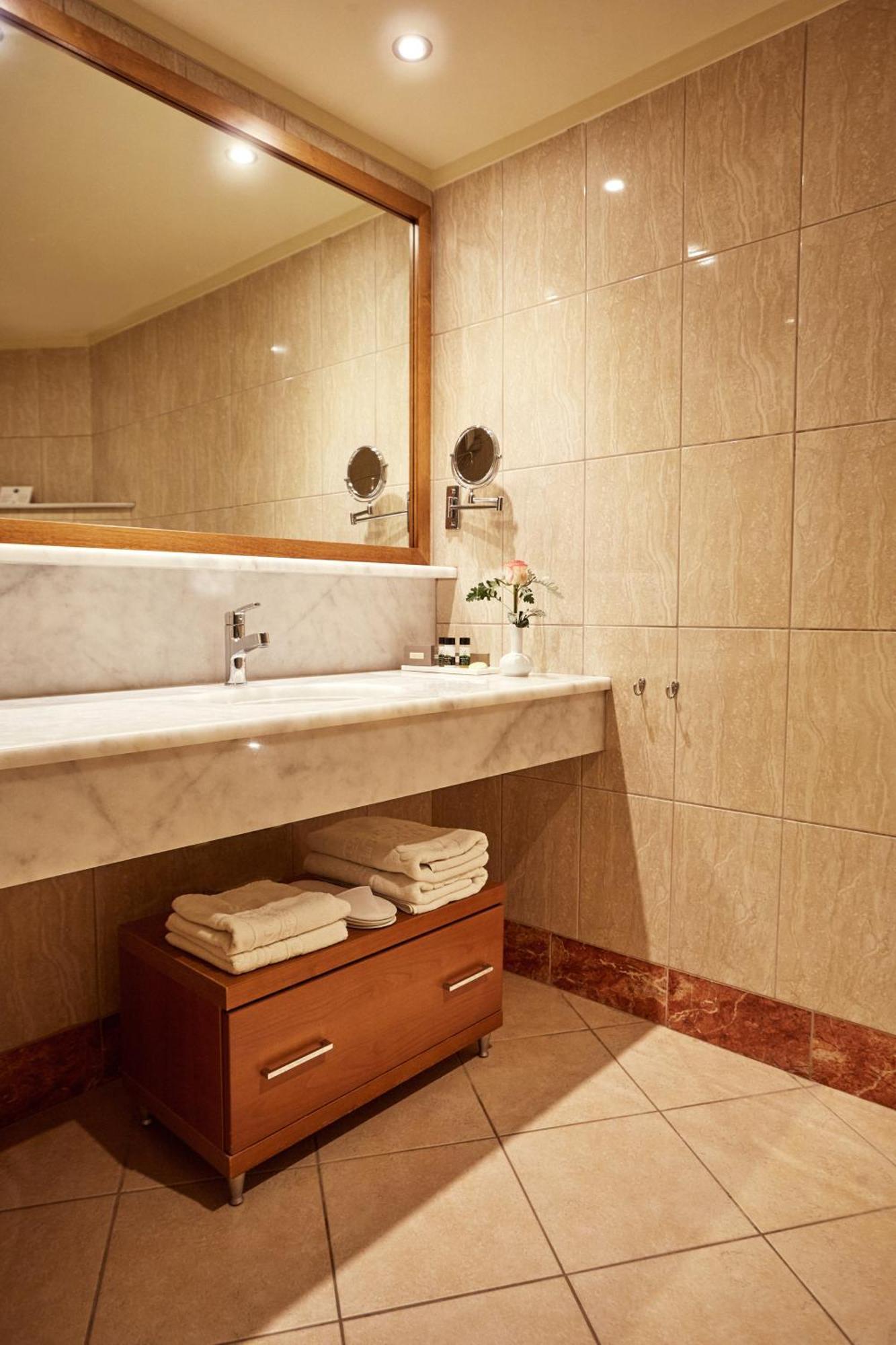 Chambre Double ou Lits Jumeaux - Vue sur Piscine