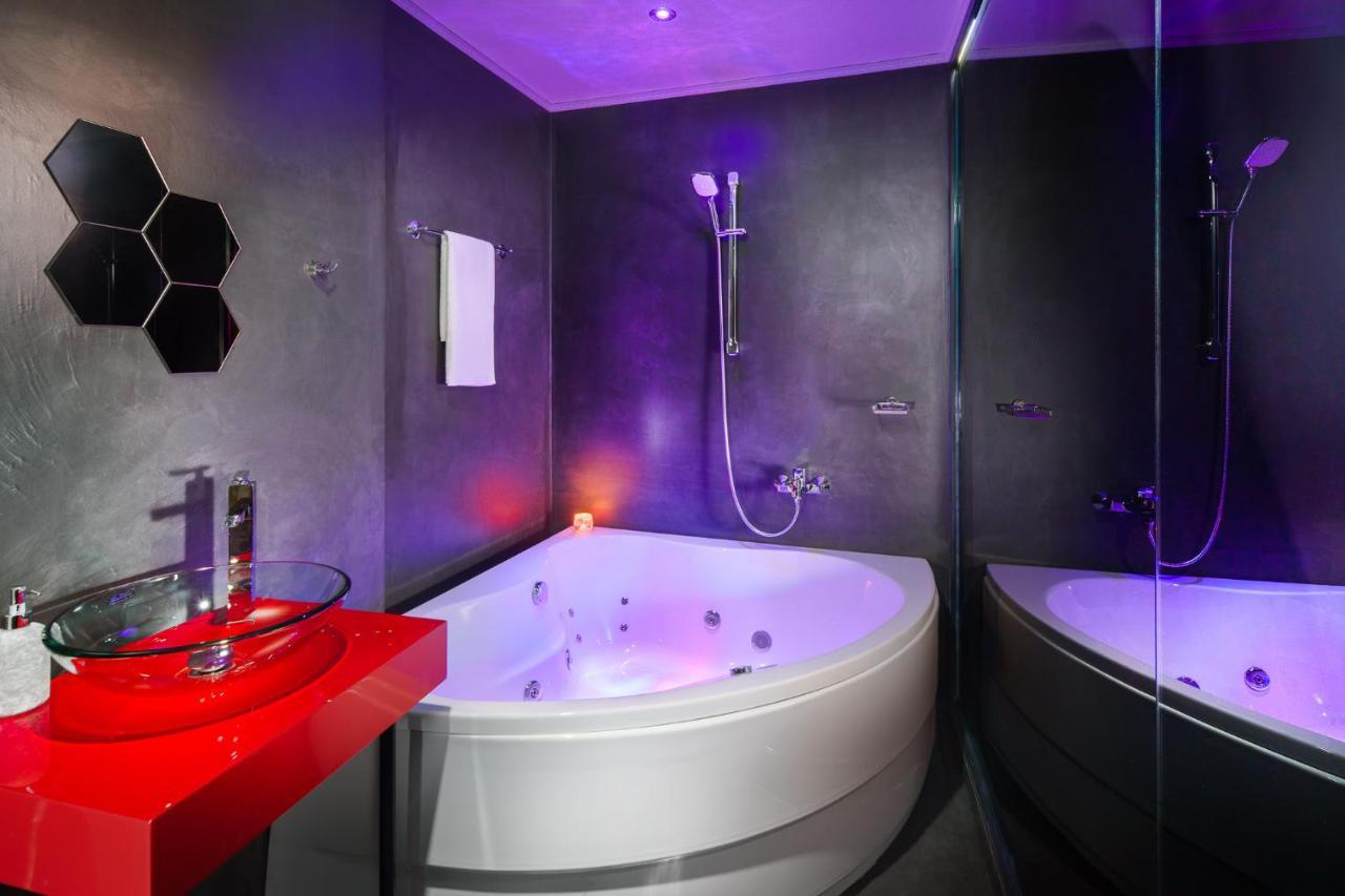 Double Room Spa Bath without Window Access to Relax Zone,770279680:JPEG