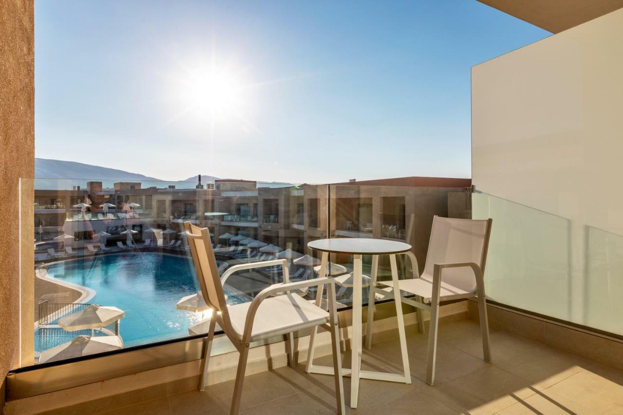 Family Room with Pool View,1076634373:JPEG