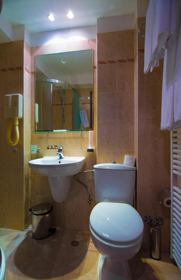 Standard Double or Twin Room with Free coffee and tea facilities,1742578230:JPEG