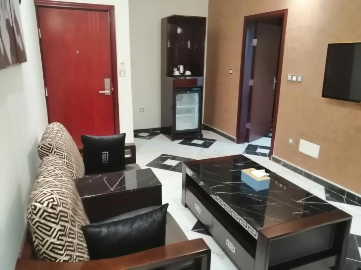 Executive Suite,979032331:JPEG