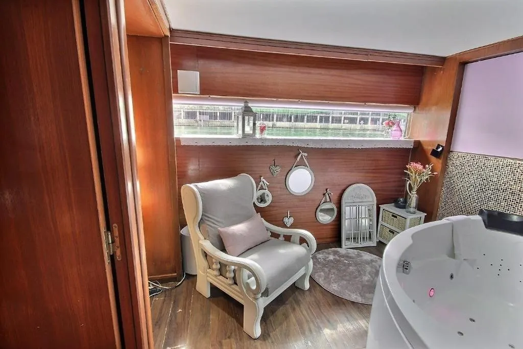 VIP Paris Yacht Hôtel-1