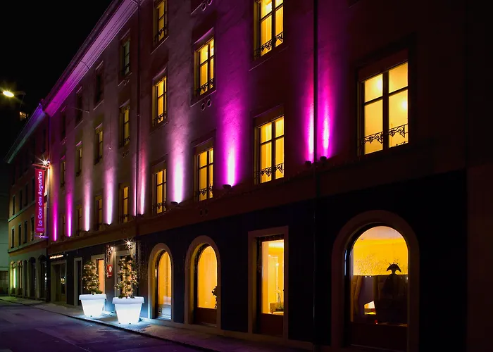 Animaux admis La Cour Des Augustins Boutique Gallery Design