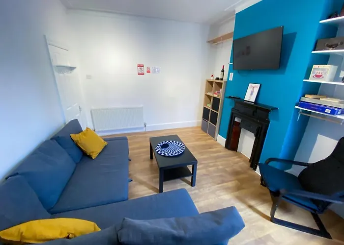 4 Bedroom House Parking & Garden Near Central London
