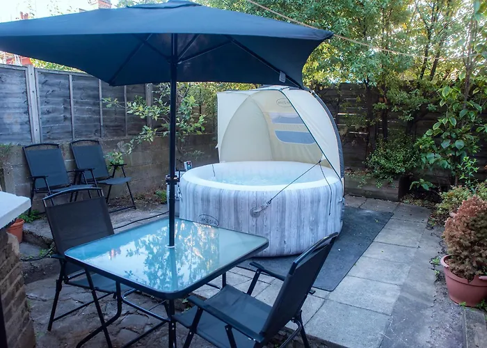 4 Bedroom House Parking & Garden Near Central London