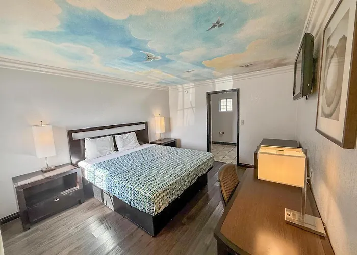 Super 7 Motel - Anaheim Packing District & Disneyland