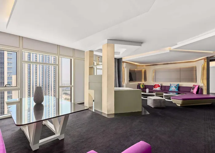 Hotel pres du College: V Hotel Dubai, Curio Collection By Hilton