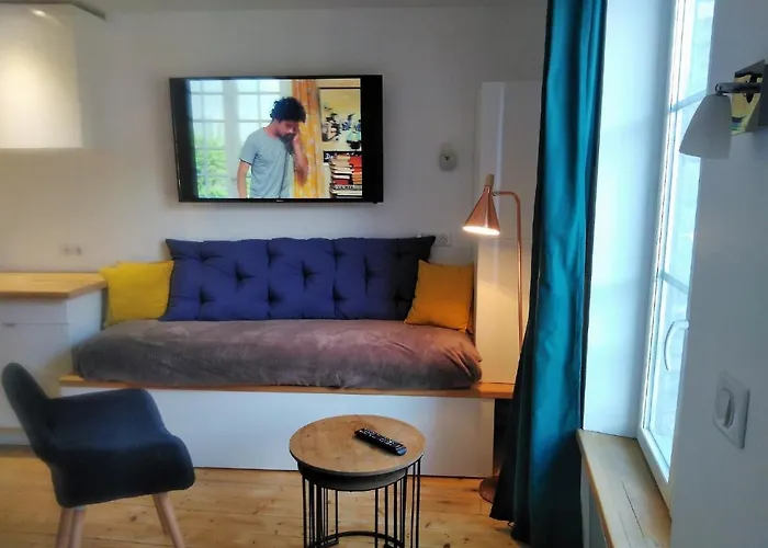 1 appartement 2 chambres plus salon ,3 appartements rénovés , NETFLIX, lits faits à votre arrivée, serviettes de toilette, Ménage, Wifi, en hyper centre ,Plage à 190m, BOX à Vélos, paiement 3 fois sans frais, prix tout compris